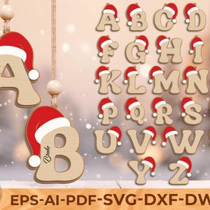 Puede incluir: Adornos navideños de madera con el alfabeto, cada letra lleva un gorro de Papá Noel rojo. Las letras están en una fuente sans-serif. La letra "A" está personalizada con el nombre "Alice", y la letra "B" con el nombre "Bride".