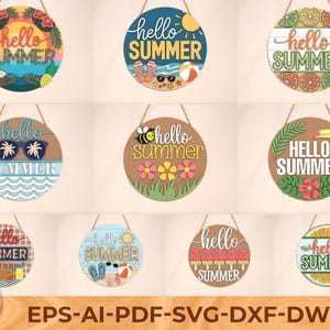 Peut inclure: Plusieurs panneaux ronds en bois avec l'inscription "hello SUMMER" dans divers motifs. Certains présentent des thèmes de plage avec des lunettes de soleil et un ballon. D'autres ont des illustrations florales et de toucans. Chaque panneau est suspendu par une corde.