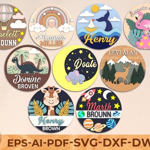 Può includere: Dieci cartelli rotondi in legno con varie illustrazioni colorate e nomi. I cartelli presentano una mongolfiera, un arcobaleno, una balena, un fenicottero, un dinosauro, un cervo, un elefante, una giraffa, un razzo e pianeti. Ogni cartello ha un nome scritto su di esso, come "Scaelett Brounn", "Amanda Miller", "Henry", "Levi Alan", "Doale", "Domine Broven", "Henry Brown", "Marth Brounn".