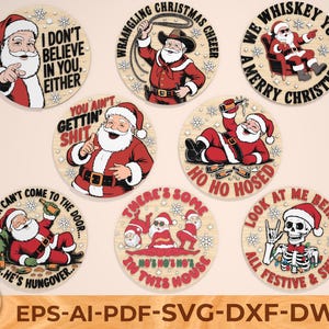 Könnte beinhalten: Sieben runde Weihnachtsschmuckstücke mit humorvollen Darstellungen des Weihnachtsmanns. Jedes Ornament zeigt den Weihnachtsmann in verschiedenen Posen mit Sprüchen wie "You ain't gettin' shit" und "Ho Ho Hosed". Die Ornamente sind aus Holz.