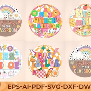 Könnte beinhalten: Eine Sammlung von sechs runden Klassenzimmerschildern mit farbenfrohen Designs. Jedes Schild zeigt einen einzigartigen Namen, wie "Mrs. Twitch's Classroom" und "Mrs. Smith's Classroom", zusammen mit dekorativen Elementen wie Regenbogen, Blumen und Bleistiften. Die Schilder sind im Retro-Stil.