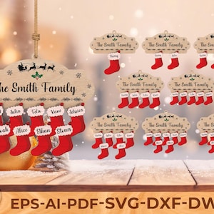 Puede incluir: Adorno navideño de madera con el texto "The Smith Family" y calcetines rojos con nombres. El adorno presenta un diseño de trineo y renos. También se muestran adornos adicionales con diferentes números de calcetines.