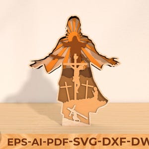 Puede incluir: Una silueta de madera cortada con láser de Jesucristo con un halo y los brazos extendidos. La silueta está superpuesta con imágenes de cruces y una persona arrodillada en oración. El fondo es una puesta de sol.