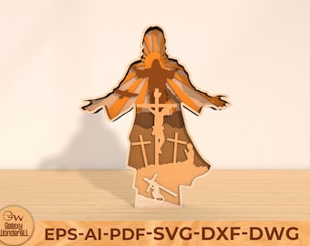 Può includere: Una silhouette di legno tagliata al laser di Gesù Cristo con un'aureola e le braccia aperte. La silhouette è sovrapposta a immagini di croci e una persona inginocchiata in preghiera. Lo sfondo è un tramonto.