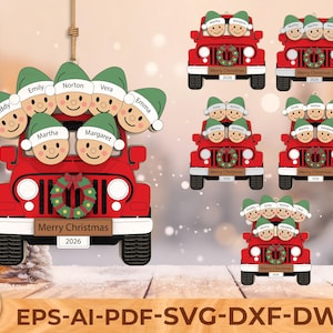 Può includere: Ornamento natalizio in legno rosso a forma di jeep, con facce sorridenti che indossano cappelli da elfo verdi. L'ornamento presenta una ghirlanda e un cartello con la scritta "Merry Christmas 2026". I nomi Freddy, Emily, Norton, Vera, Emma, Martha e Margaret sono visibili.
