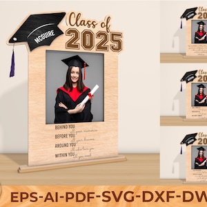Puede incluir: Un marco de fotos de madera con un diseño de gorro de graduación. El marco tiene un recorte para una foto y el texto "Class of 2025" en la parte superior. El marco también tiene el texto "BEHIND YOU all your memories BEFORE YOU all your dreams AROUND YOU all who love you WITHIN YOU all you need".