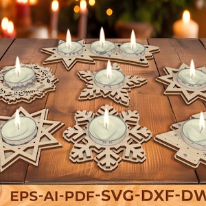 Könnte beinhalten: Eine Sammlung von Holzkerzenhaltern in Stern-, Schneeflocken- und Kranzformen, jeweils mit einer brennenden Teelichtkerze. Die Halter sind aus hellem Holz gefertigt und auf einer Holzoberfläche angeordnet. Der Text "EPS-AI-PDF-SVG-DXF-DWG" ist ebenfalls sichtbar.