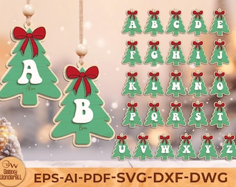 Op de afbeelding: Houten kerstboomversieringen in groen met rode strikken, elk met een letter van het alfabet. Twee ornamenten hangen, met de letters "A" en "B" met namen. De andere ornamenten zijn in rijen gerangschikt, elk met een andere letter.