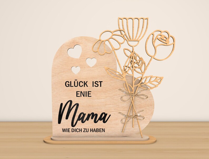 May include: Wooden sign with a heart shape and a bouquet of flowers. The sign reads "Gl&uuml;ck ist eine Mama wie dich zu haben" which translates to "Happiness is having a mom like you".