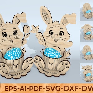 Könnte beinhalten: Osterhasen-Dekorationen aus Holz mit personalisierten Namen, die eine Blume und eine Karotte halten. Jeder Hase hat einen Korb mit einem blau-weiß gesprenkelten Ei. Auf der Basis steht "Frohe Ostern".