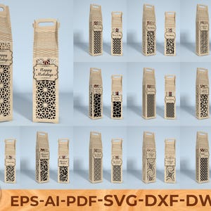 Könnte beinhalten: Eine Sammlung von lasergeschnittenen Weinflaschen-Geschenkboxen aus Holz. Die Boxen weisen komplizierte geometrische Muster und dekorative Etiketten mit Weihnachtsgrüßen auf. Jede Box hat einen Griff.