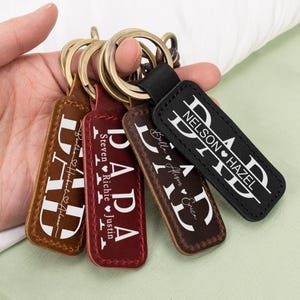 Llavero de cuero personalizado para papá, llavero de coche con letra personalizada, regalos para papá de su hija, regalos de cumpleaños para hombres y mujeres, llavero para el Día del Padre