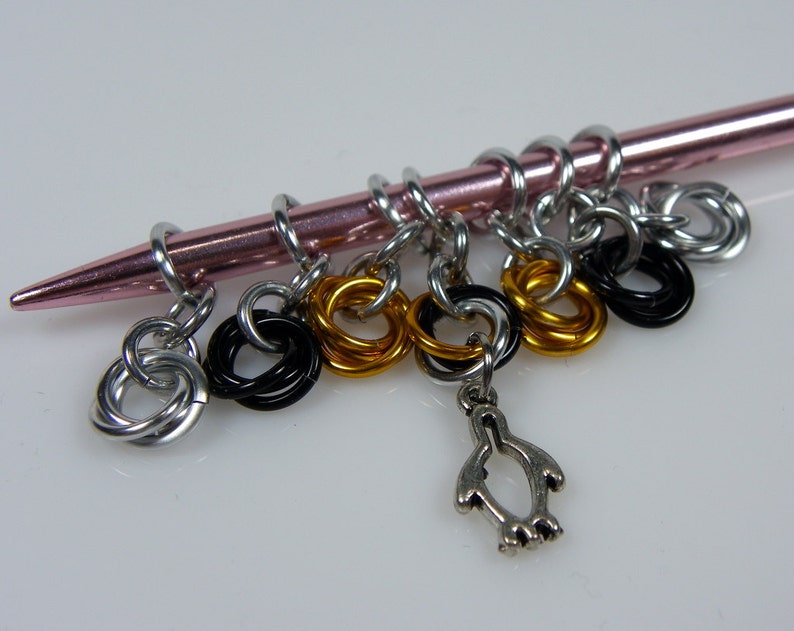 Penguin Stitch Markers Small Knitting Stitch Markers Chainmaille Stitch Markers Sock Stitch Markers Little Stitchmarkers imagem 2