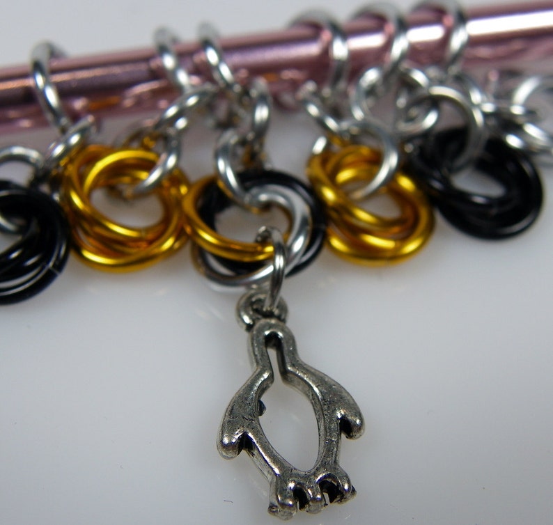 Penguin Stitch Markers Small Knitting Stitch Markers Chainmaille Stitch Markers Sock Stitch Markers Little Stitchmarkers imagem 4