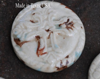 Keramik Perle mit Kreuz in einer Mischung aus Creme und Braun und einen Hauch von blau