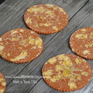 Peut inclure: Quatre sous-verres ronds en céramique avec un motif en spirale brun et jaune. Les sous-verres sont fabriqués au Texas, USA. www.CapturedMoments.Etsy.com