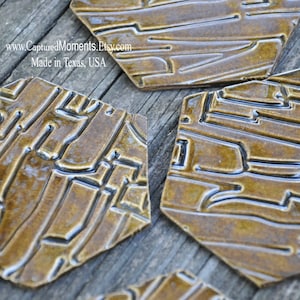 Könnte beinhalten: Sechs braune Keramik-Untersetzer mit geometrischem Muster. Die Untersetzer haben eine glänzende Oberfläche und werden in Texas, USA, hergestellt. www.CapturedMoments.Etsy.com