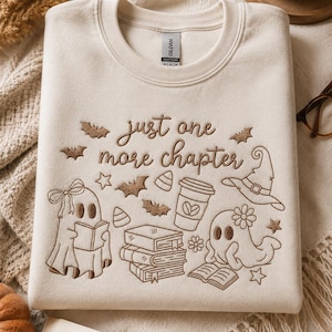 Motif de broderie « Juste un chapitre de plus », disponible en 7 tailles. Adorables fantômes d'Halloween avec livres et café. Broderie machine effrayante pour les amoureux des livres.