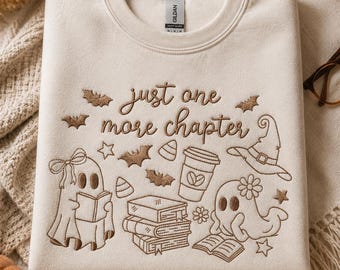 Stickmuster „Nur noch ein Kapitel“ in 7 Größen. Niedliche Halloween-Geister mit Büchern und Kaffee. Gruselige Maschinenstickerei für Bücherliebhaber.