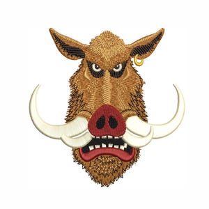 Puede incluir: Diseño bordado de una cabeza de jabalí feroz con grandes colmillos, nariz roja y boca abierta. El jabalí tiene pelaje marrón, ojos negros y un pendiente dorado. Para ropa o accesorios.