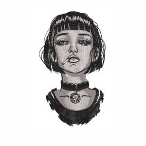 Puede incluir: Ilustración en blanco y negro de una mujer con el pelo negro corto, que lleva un collar negro con un colgante y una camisa negra. Está fumando un cigarrillo y tiene una expresión seria en su rostro.