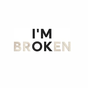 Puede incluir: Fondo blanco con el texto "I'M BROKEN" en una fuente negrita sin serifa. Las letras "I'M" y "K" son negras, la "O" es negra y el resto de las letras son de color beige claro.