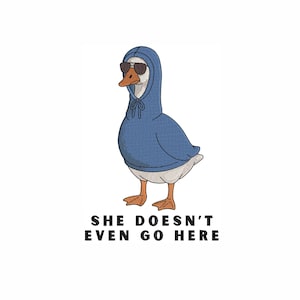 Peut inclure: Illustration d'une oie portant un sweat &agrave; capuche bleu et des lunettes de soleil. L'oie a un corps blanc, des pieds orange et un bec brun. Le texte "SHE DOESN'T EVEN GO HERE" est en dessous.