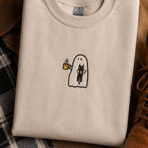 Diseño de bordado de fantasma sosteniendo un gato negro en 5 tamaños, bordado a máquina de Halloween, archivo digital de taza de café con calabaza, puntadas de animales para las fiestas.