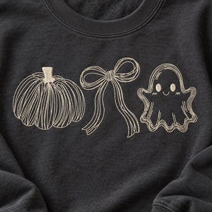 Broderidesign med spökrosett och pumpa i 7 storlekar. Söt Halloween-trio-maskinbroderifil. Broderifil med läskiga säsonger.