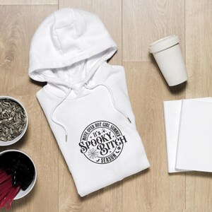 K&ouml;nnte beinhalten: Wei&szlig;er Kapuzenpullover mit einem schwarzen Kreis-Motiv, auf dem "Move Over Hot Girl Summer It's Spooky Bitch Season" steht.