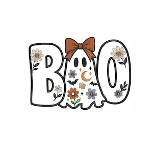 Könnte beinhalten: Ein gesticktes Design mit dem Wort BOO, bei dem ein Geist den Buchstaben O ersetzt. Der Geist trägt eine rostfarbene Schleife und ist mit kleinen Blumen, einer Mondsichel und zwei schwarzen Fledermäusen verziert. Die Buchstaben B und O zeigen Blumenmotive.