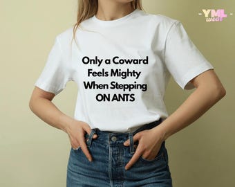 Divertida camiseta contra el acoso escolar: Solo un cobarde se siente poderoso al pisar hormigas.