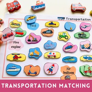 Peut inclure: Un jeu éducatif coloré pour les enfants mettant en scène différents modes de transport. Le jeu comprend une variété de véhicules, tels qu'un camion de pompiers, un taxi, une voiture de police, un hélicoptère, un camion, une ambulance, un bateau, un vélo, un tracteur, une moto, un avion, une fusée, une trottinette, un train et une charrette. Le jeu est conçu pour aider les enfants à apprendre les différents types de transport.