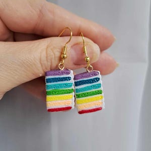 Kolczyki z tęczowym ciastem Kolczyki dumy Kolczyki LGBTQ+ Kolczyki Kawaii Kolczyki z tortem urodzinowym Kolczyki z tęczą w kształcie ciasta