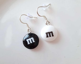 M & M Candy Ohrringe Иlack und weiße Ohrringe Essen M und M Schokolade Ohrringe
