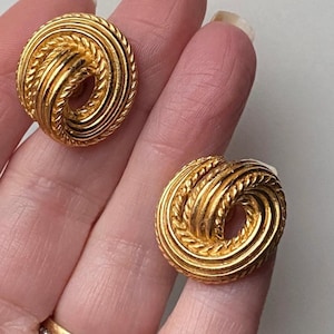 Brincos de pressão vintage com nó espiral em metal texturizado escovado Trifari, assinados e carimbados