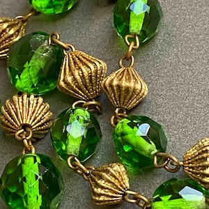 Beautiful vintage antique green crystal glass and brass 1920s art deco Czech costume jewellery faceted short necklace, spring ring clasp