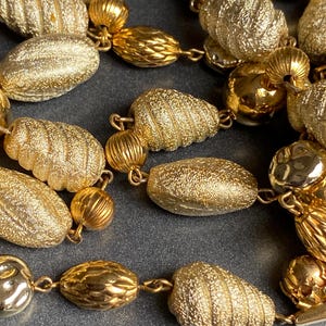Stunning vintage, not signed, high end, costume jewellery long beaded single strand flapper style necklace, fabulous gold tone metal beads
