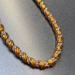 Vintage goudkleurige en zilverkleurige gedraaide ketting van Monet met gesigneerd hanglabel: 18 inch lang