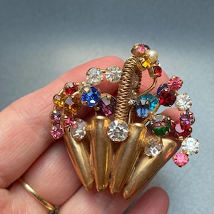 Bellissima spilla vintage a forma di fiore in vetro degli anni '50, bigiotteria, probabilmente francese, con chiusura a ribalta