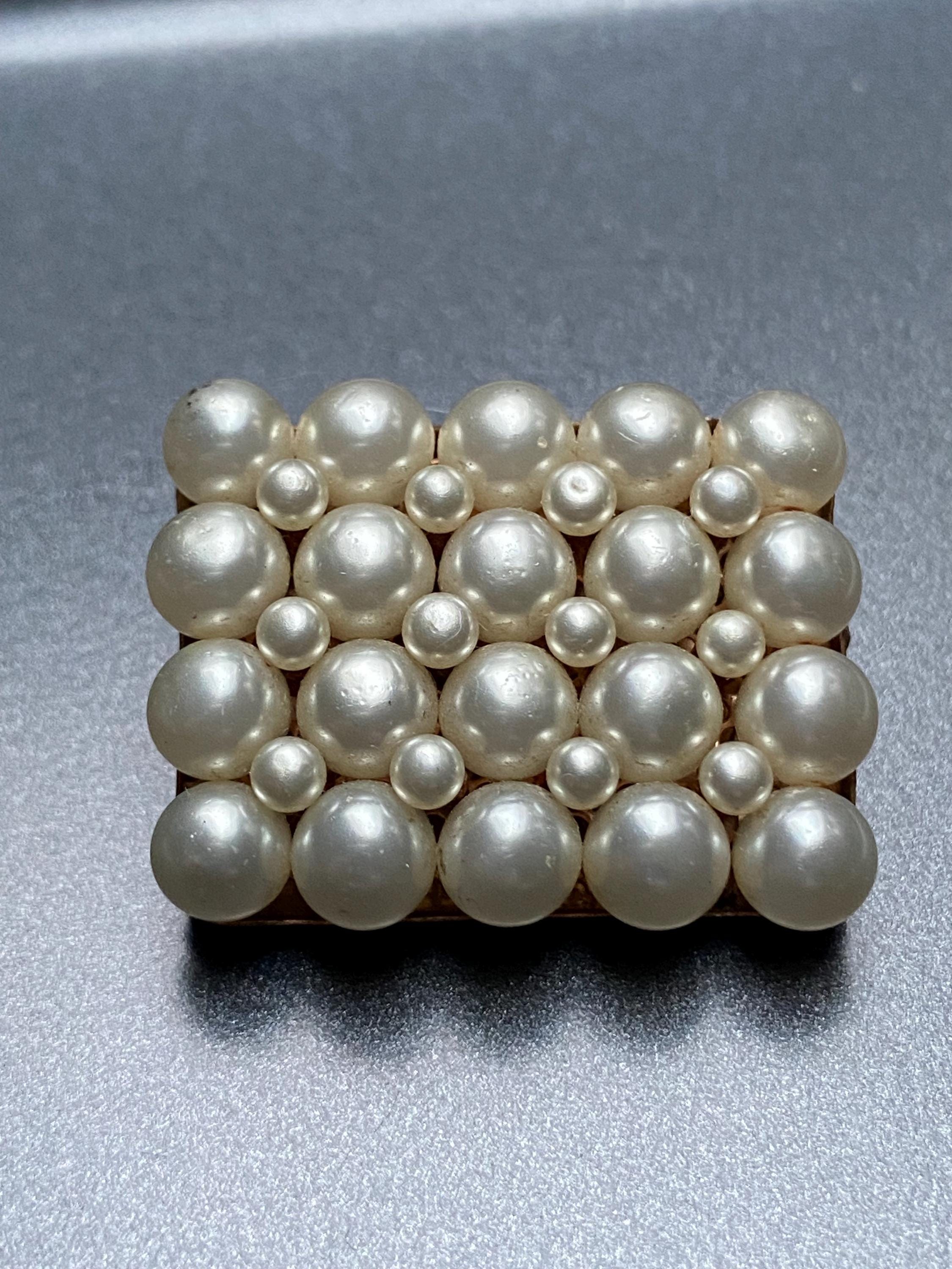 Clip de corsage en platine et or gris formés d'un bouquet de deux