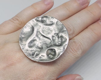 Brutalist moon crater hammered pewter 1960s/1970s large avant garde modernist vintage ring