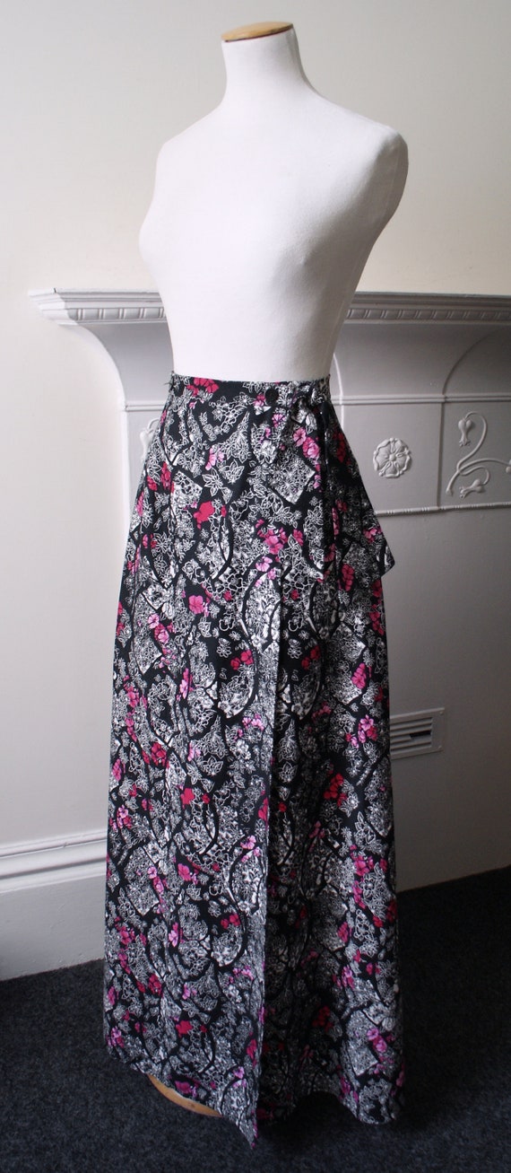 70s BUSSTOP London Vintage Maxi Skirt 英国 Vintage 70s Tiered MAXI SKIRT by JAKE London Black/Multi