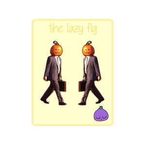 Puede incluir: Dos hombres con traje y cabeza de calabaza caminan en direcciones opuestas. El texto "the lazy fig" está en la parte superior de la imagen. Un higo morado con una cara sonriente está en la parte inferior de la imagen.