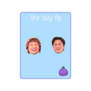 Op de afbeelding: Een lichtblauwe kaart met de handgeschreven tekst "the lazy fig". De kaart toont twee headshots van mannen en een paarse vijgenillustratie met een lachend gezicht.