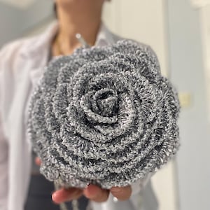 Borsa in rafia con manici in perline con motivo a rosa / Borsa esclusiva lavorata a mano in filato di carta / Borsa a tracolla di lusso fatta a mano all'uncinetto