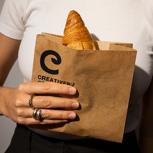 Maquette de sac d'emballage de boulangerie - Sac en papier à emporter pour café - Modèle de maquette PSD