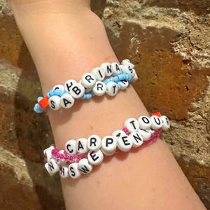 Sabrina Carpenter - Short n' Sweet Tour gevlochten armband (afzonderlijk verkocht)