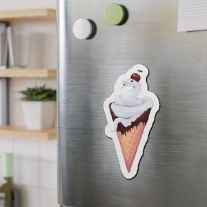 Puede incluir: Una serpiente blanca con una cereza roja en la parte superior está enroscada en un cono de helado blanco con salsa de chocolate. El cono está sobre un fondo blanco.