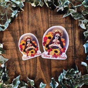 Autocollant en vinyle imperméable Le jour des morts, religieuse du jour des morts avec des fleurs, adhésif pour bouteille d'eau, adhésif pour pare-chocs mexicain, décalcomanie pour ordinateur portable